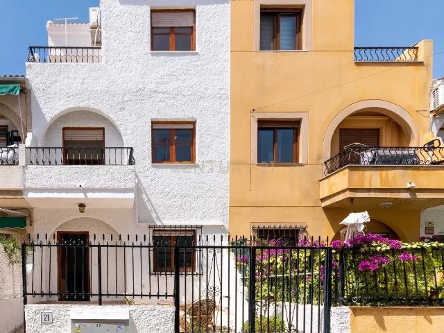 Adosado 3 plantas · Suite con terraza privada · Patio + Balcón · Calle privada · 5 min playa