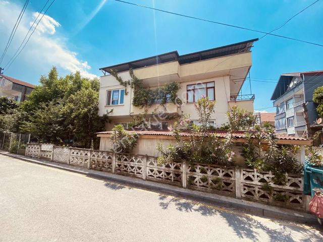 Adapazarı Yenigün De 182m2 Arsa İçinde İki Katlı Ev Garajlı Köşe