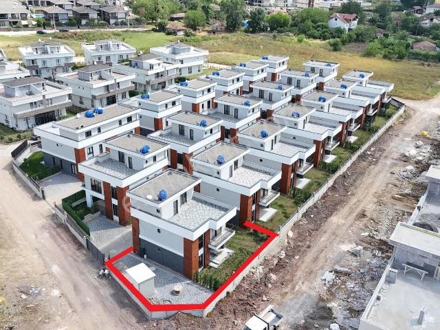 Adapazarı Karapınar Mah. Satılık 4+1 244 M2 Tripleks Villa