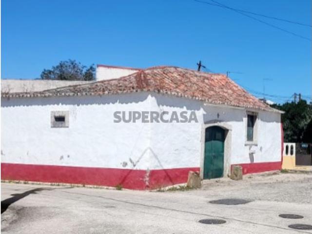 Adega histórica do século XVII com poço e em Runa, Torres Vedras