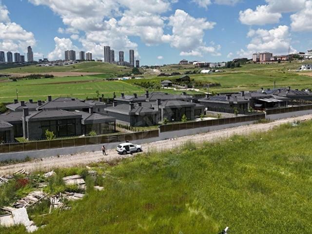 ADENİNCEK TAŞPINAR BULVARI ARASINDA HARİKA KONUMDA 1.800M2 ARSA