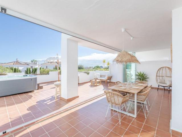 Adéntrese en su propio rincón de vida mediterránea con este. 84m² Estepona