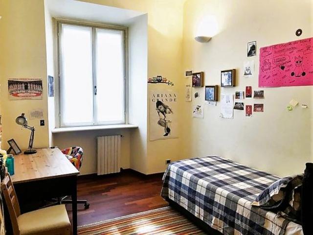 Adiacente MM Porta Venezia, in Viale Piave, proponiamo in caratteristico edificio Vecchia Milano, appartamento posto al piano 1 con ascensore e portin