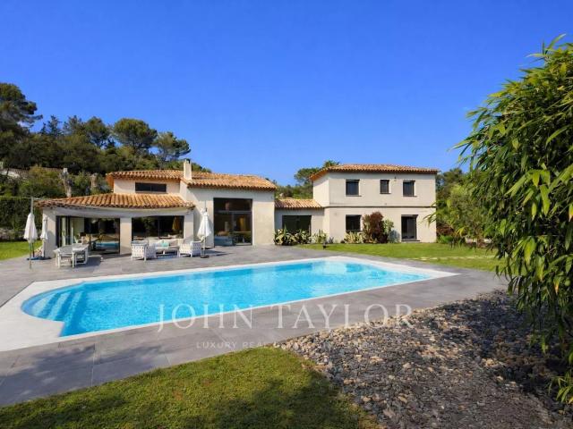 Adresse d’exception au sein du très prisé domaine des Parcs. 310m² Mougins