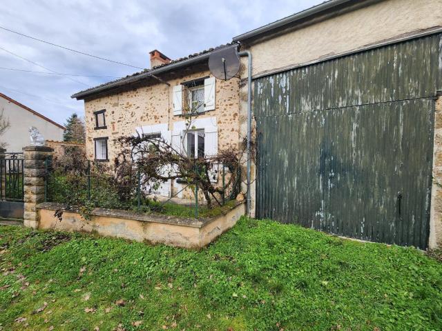 Adriers Une maison, un autre maison a renover, grange et terrain