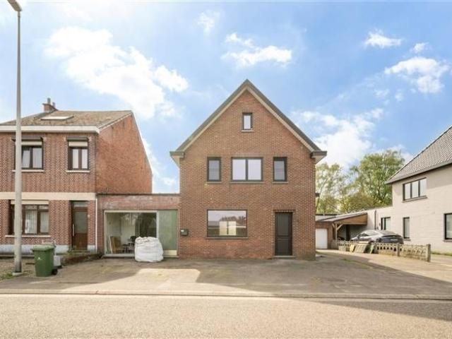 Af te werken woning met handelspand!