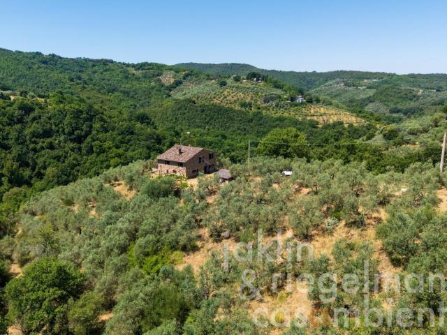 Affascinante casale da ristrutturare in una splendida posizi. 208m² Bettona