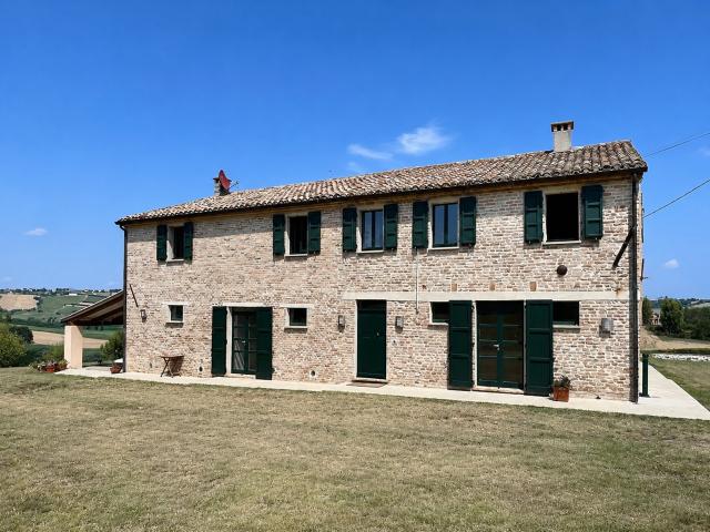 Affascinante casale indipendente, con un ampio giardino 400m² San Giorgio di Pesaro