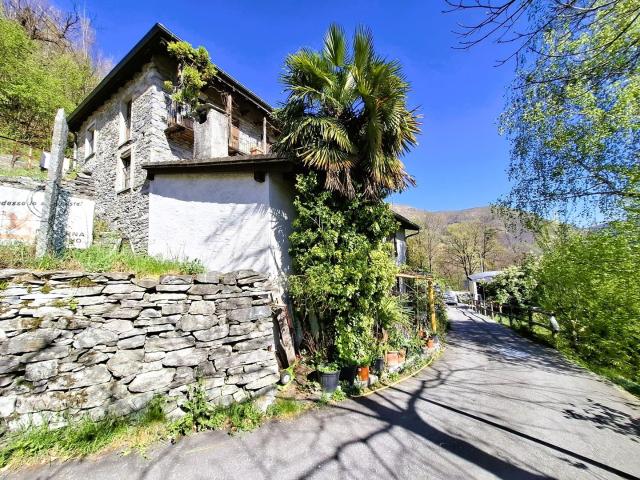 Affascinante rustico con giardino e grande terreno annesso ad Auressio