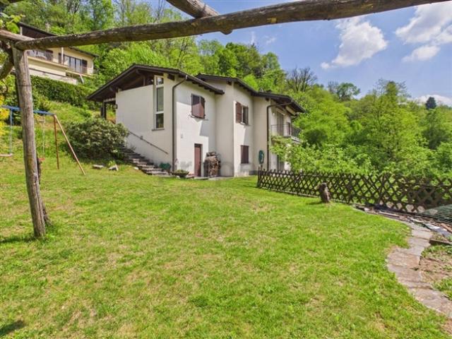 Affascinante villa bifamiliare con ampio giardino a Purasca