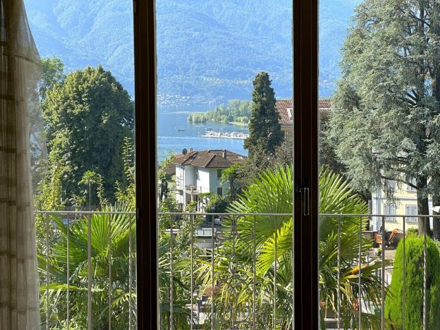 Affascinante villa storica con vista imperdibile sul Lago Maggiore