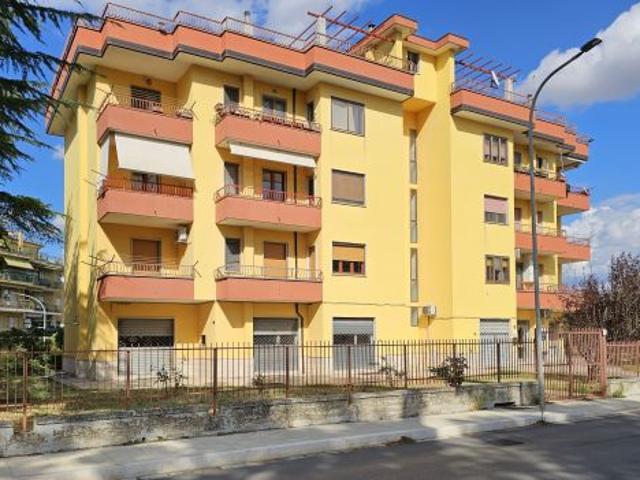 AFFITASI AMPI E COMODI LOCALI COMMERCIALI IN VIA LOMBARDIA, 29 VENOSA PZ