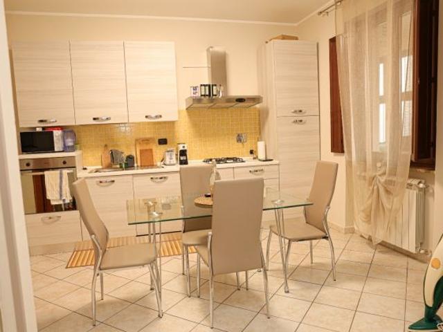 AFFITASI APPARTAMENTO 2 CAMERE SINGOLE CUCINA BAGNO PER 2 STUDENTI
