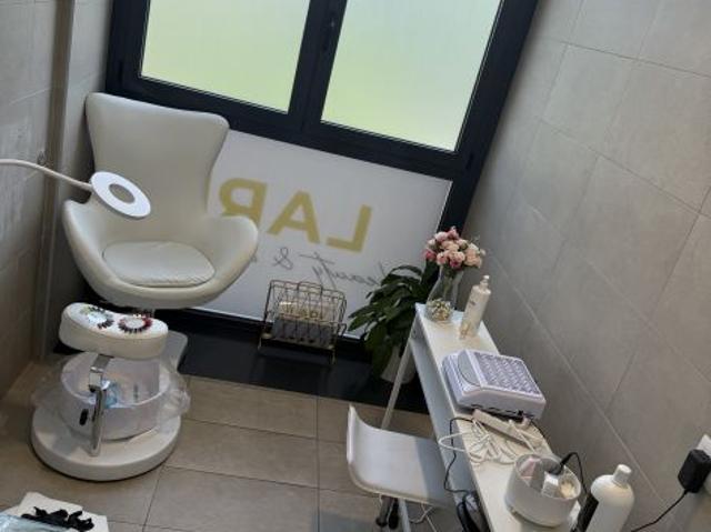 Affittasi cabina estetica trucco semiperm