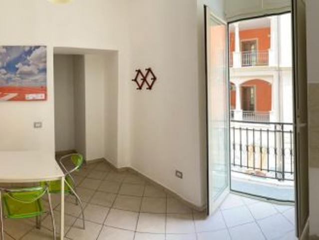 Affittasi camera singola per studentessa – Napoli Centro