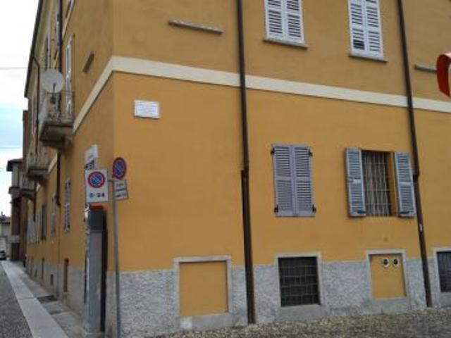 affittasi a studentessa camera singola pavia