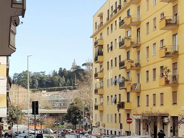 Affittasi Appartamento, M E T R O C I P R O LUMINOSO doppio affaccio Annunci Roma Roma Rif.70197