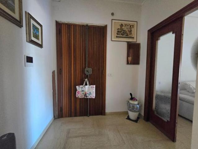 AFFITTASI APPARTAMENTO NON AMMOBILIATO