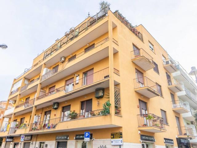 Affittasi Appartamento, OPPORTUNITÀ ESCLUSIVA DI LOCAZIONE NEL CUORE DI VIALE ITALIA Annunci Ladispoli Roma Rif.641752