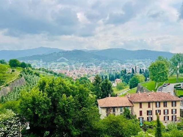 Affittasi appartamento a Bergamo via Tassis, Città Alta