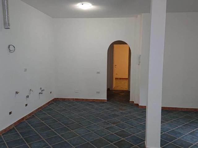Affittasi Appartamento, AFFITTASI UFFICIO/STUDIO IN ROMA VIA NOMENTANA Annunci Roma, Zona Bologna Rif.578576