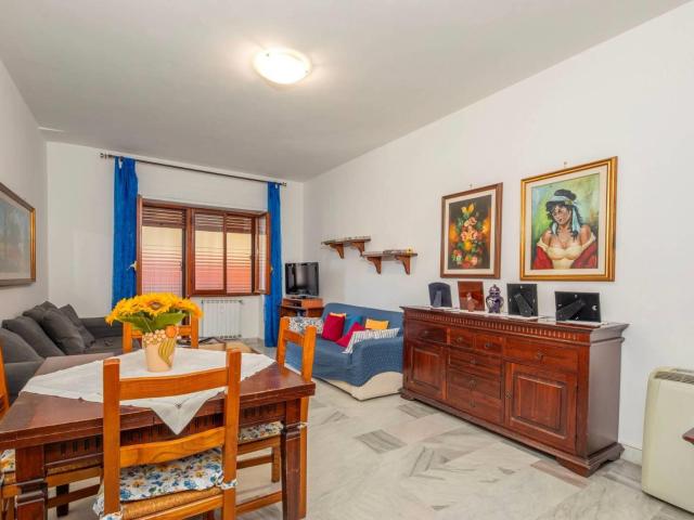 Affittasi Appartamento, AMPIO BILOCALE QUADRARO Annunci Roma Roma Rif.628548