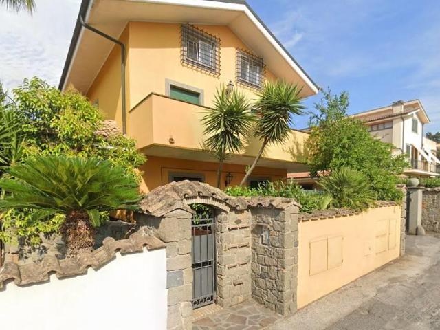 Affittasi Appartamento, APPARTAMENTO IN VILLA Annunci Marino, Frazione Santa Maria Delle Mole Rif.492704