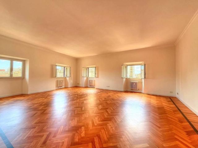 Affittasi Appartamento, C.SO RINASCIMENTO: PIANO ALTO PANORAMICO TRE CAMERE DA LETTO Annunci Roma Roma Rif.648994