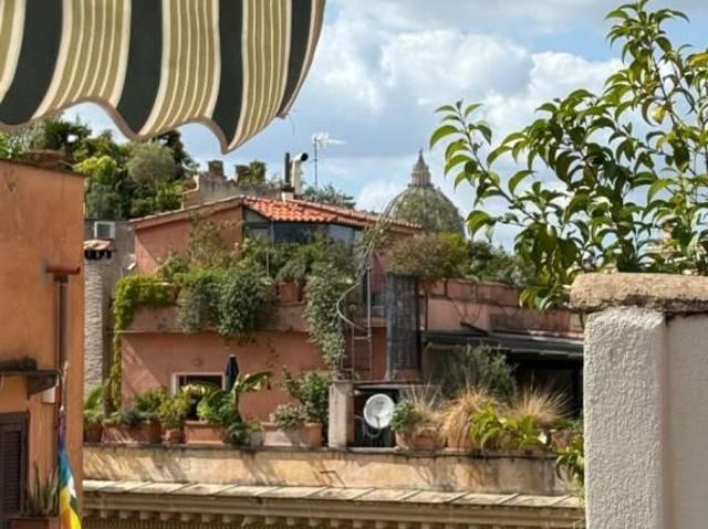 Affittasi Appartamento, CETRO STORICO VIA DEI BANCHI NUOVI Annunci Roma Roma Rif.635828