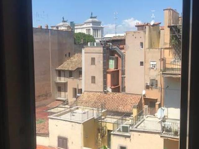 Affittasi Appartamento, Colosseo affittasi appartamento adiacente Fori Imperiali Annunci Roma Roma Rif.69853