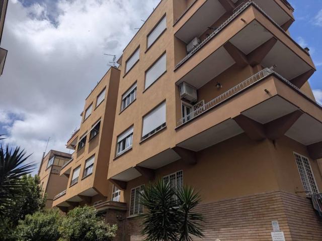 Affittasi Appartamento, ELEGANTE APPARTAMENTO RISTRUTTURATO Annunci Roma Roma Rif.649285