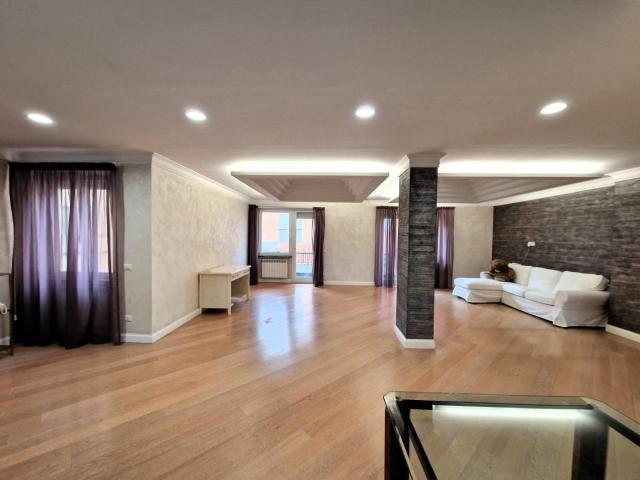 Affittasi Appartamento, Elegante unità immobiliare con Affacci nel Verde Annunci Roma, Zona Fleming Rif.646101