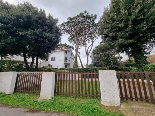 Affittasi Appartamento, Fregene signorile nel verde MESI ESTIVI Annunci Fiumicino, Frazione Fregene Rif.480790