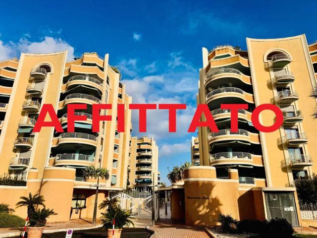 Affittasi Appartamento, TRILOCALE CON BOX, POSTO MOTO E CANTINA Annunci Roma Roma Rif.630524