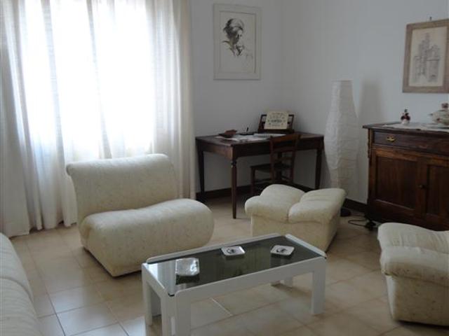 AFFITTASI APPARTAMENTO ZONA SEMICENTRALE, CON MAGAZZINO