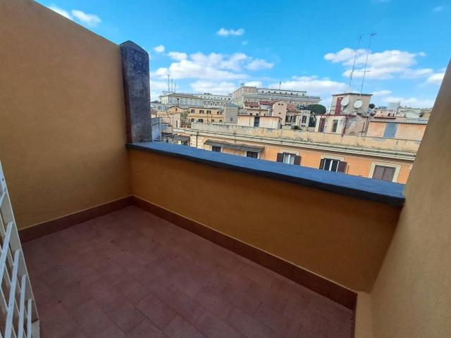 Affittasi Attico, Monti Via Cavour Annunci Roma Roma Rif.634444