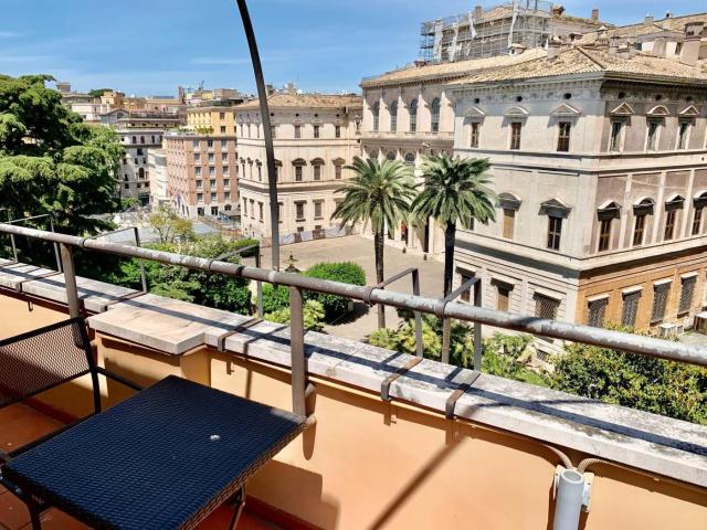 Affittasi Attico, Attico 2 letti 2 bagni terrazzo con vista palazzo Barberini Annunci Roma Roma Rif.15521