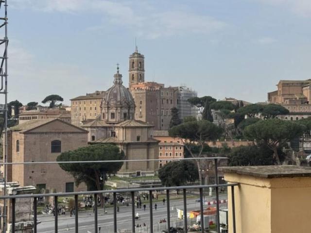 Affittasi Attico, Attico unico e favoloso con terrazze e viste sul Foro Romano Annunci Roma Roma Rif.628471