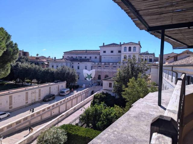Affittasi Attico, ATTICO CON TERRAZZA CENTRO STORICO BARBERINI Annunci Roma Roma Rif.640015