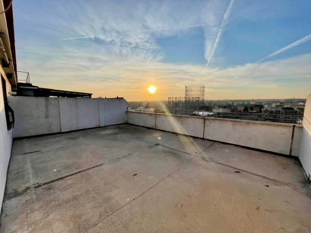 Affittasi Attico, Attico con terrazza vivibile panoramica sul Gazometro Annunci Roma, Zona Ostiense Rif.631359