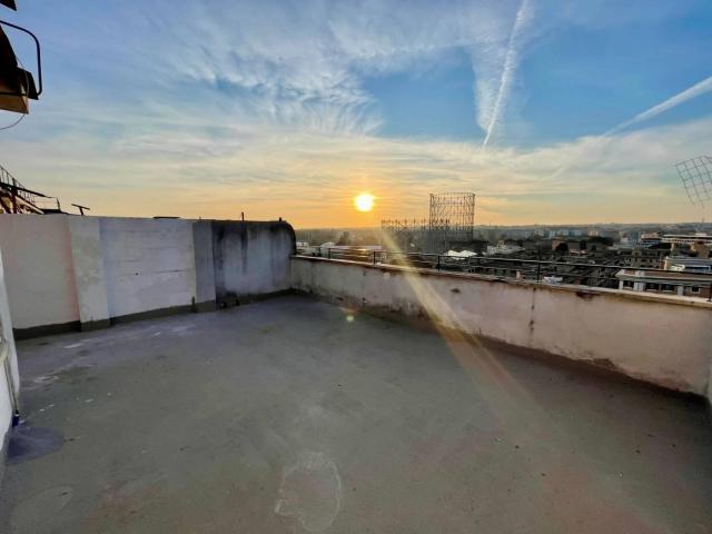 Affittasi Attico, Attico con terrazza vivibile panoramica sul Gazometro Annunci Roma, Zona Ostiense Rif.631363