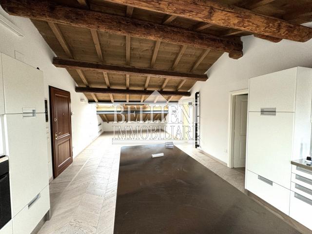 AFFITTASI ATTICO CON TERRAZZA CENTRO STORICO