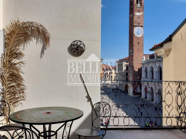 AFFITTASI BILOCALE CON TERRAZZA UNICA SU PIAZZA DEI SIGNORI