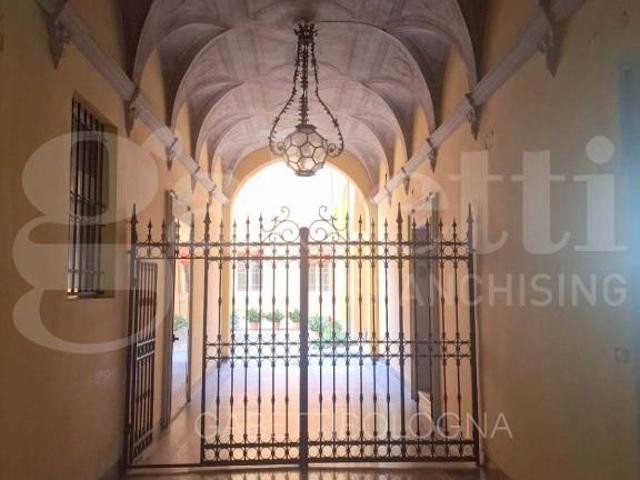 Affittasi bilocale a Bologna via de' Carbonesi, Centro Storico