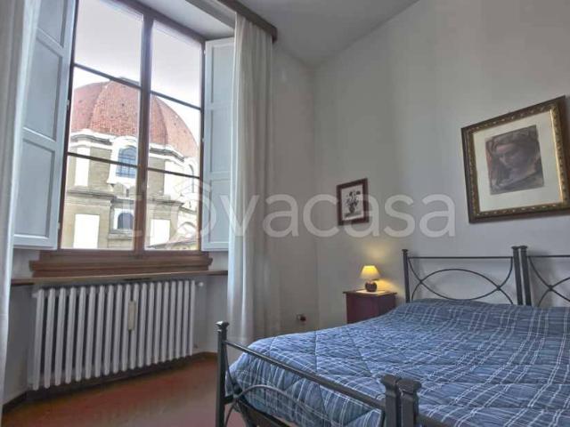 Affittasi bilocale a Firenze, Piazza della Repubblica