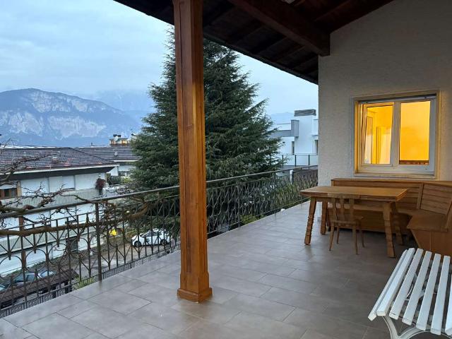 AFFITTASI ELEGANTE APPARTAMENTO IN PRESTIGIOSA VILLA VIDEOSORVEGLIATA