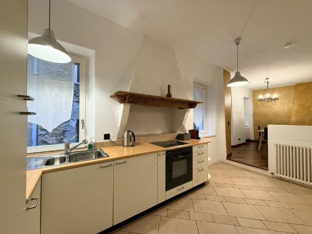 AFFITTASI ESCLUSIVO 4 LOCALI IN PALAZZO STORICO A MORCOTE