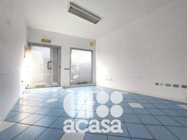 AFFITTASI NEGOZIO/UFFICIO ADIACENTE AL PORTOCANALE
