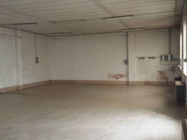 Affittasi magazzino con parcheggio interno