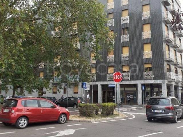 Affittasi stabile/palazzo a Legnano piazza Carroccio, 23, Sant'Ambrogio San Magno